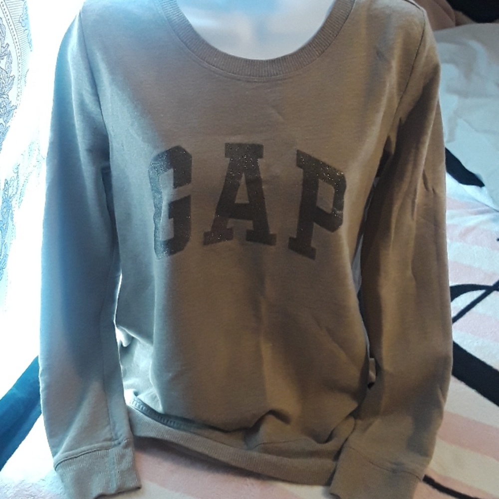 GAP sweater. ❤️